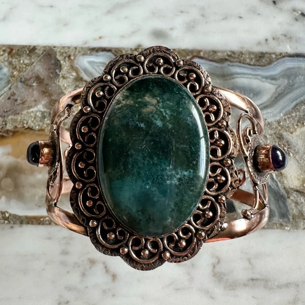 2143 Vintage Green Stone Bracelet with Intricate Design